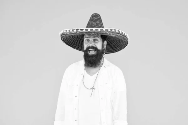 Mexikansk fest. man i mexikansk sombrero hatt. Fira traditioner. hipster med skägg i festlig sombrero. firar fiesta. Glad man bär poncho. Ha kul på mexikansk fest. sombrero part man — Stockfoto