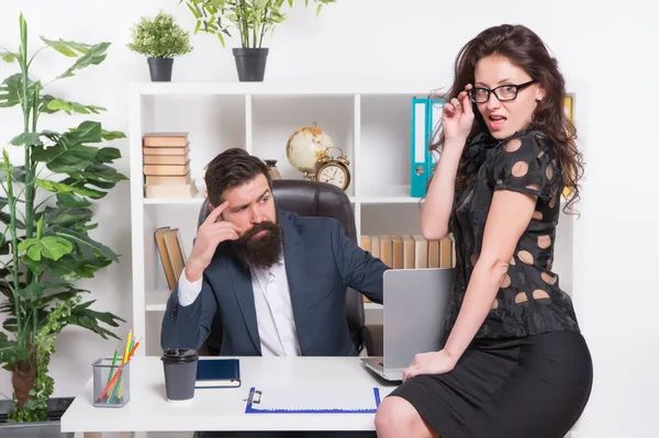 Routiniert und kompetent. Professionelles Paar im Amt. Professionelle Mitarbeiter halten Arbeitstreffen ab. Beruf und Karriere. Berufliche Aktivitäten. Laufendes Geschäft — Stockfoto