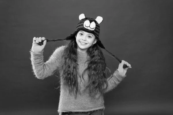 Aranyos kiegészítők. A lány téli kiegészítőt visel. Szórakozás és öröm. Játékos tigris. Ünnepi szellem. Vidám mosolygós kölyök. Játékos cukorfalat. A gyerekek aranyosnak tűnnek. Imádnivaló baba viselni aranyos téli kötött kalap — Stock Fotó