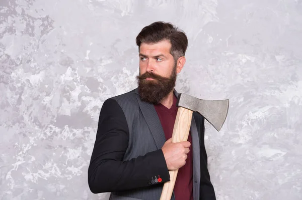 Sério barbudo. Homem barbudo segura o machado. Hipster sem barba com rosto barbudo. Barbearia retro. Salão de barbear. Limpeza de barbas. Cuidado com a pele. Cuidado com os cabelos. Cosméticos masculinos. Barbudo e brutal — Fotografia de Stock