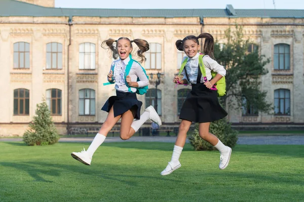 Wees blij voor dit moment. Gelukkige kinderen in de buitenlucht. Schoolvakantie. Zomervakantie. Fijne vakantie. Gelukkige jeugdvrienden na school. Internationale kinderdag — Stockfoto