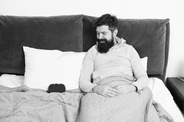 Férias e conceito de felicidade. manhã romântica em casa. celebrando o Dia de São Valentim. que é o meu dia dos namorados. hipster feliz relaxar na cama. Coração cheio de amor. homem sentir romance — Fotografia de Stock