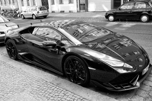 Supercar Lamborghini Huracan LP 610-4 color negro estacionado en la calle en Hamburgo — Foto de Stock