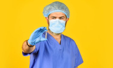 Bedava aşı al. İlaç al. Eczane asistanı. Laboratuvar testi. Aşılanmış olmalı. İlaç şirketi işi. Aşı üretimi. Aşı ampulü eller, doktor. Bilimsel keşif