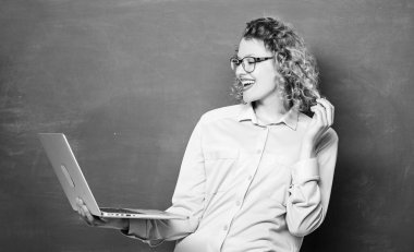 Online eğitim. İşletme. Modern teknoloji. Modern okuldaki kız. Öğretmen kadın tahtada. E-öğrenme konsepti. İnternet üzerinden eğitim. Öğrenci kız dizüstü bilgisayarda sunum okuyor..