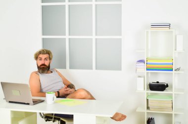 Evde dizüstü bilgisayar kullanan yakışıklı adam. Kendini karantinaya al. Serene yalınayak dinleniyor, evde hayal kuruyor. Bilgisayarla uzak çalışma günü. Evde kalırken iletişim kurmak. Teknoloji