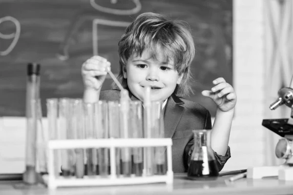 Το παιδί μελετά τη χημεία. Βιοτεχνολογία και φαρμακείο. Ιδιοφυής μαθήτρια. Χημική ανάλυση. Η ιδέα της επιστήμης. Θαύμα που πειραματίζεται με τη χημεία. Αγόρι χρήση μικροσκόπιο δοκιμή σωλήνες χημεία σχολική τάξη — Φωτογραφία Αρχείου