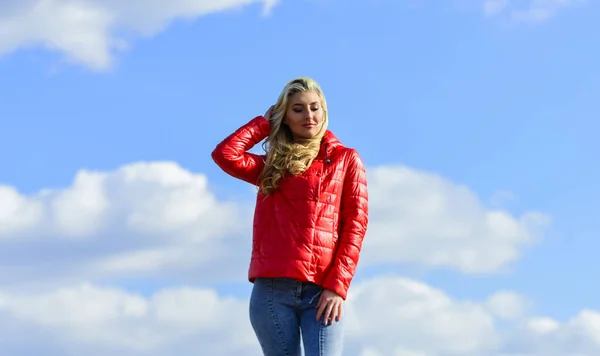 Psychologie féminine. Fille veste rouge ciel nuageux. Vent de changements. Femme mannequin de mode en plein air. Femme profiter du temps frais. Tenue de mode. Jour venteux. Style et classe assortis au luxe et au confort — Photo