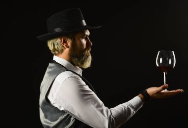 Tortu eski kırmızı şaraplarda bulunmalı. Sommelier içkinin değerini biliyor. Sahte şarapları nasıl tespit edebildiğini. Şarap servisi. Sommelier şarabın tadına bakar. Sommelier 'in sorumluluğu lezzet tercihi dahilinde.