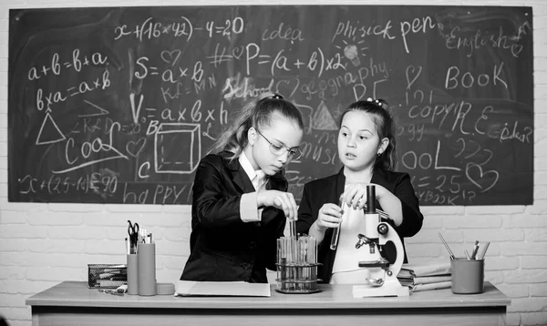 Concepto científico. Estudiantes de gimnasia con un profundo estudio de las ciencias naturales. Chicas uniforme escolar ocupado con la prueba de su hipótesis. Escuela privada. Investigación del proyecto escolar. Experimento escolar — Foto de Stock