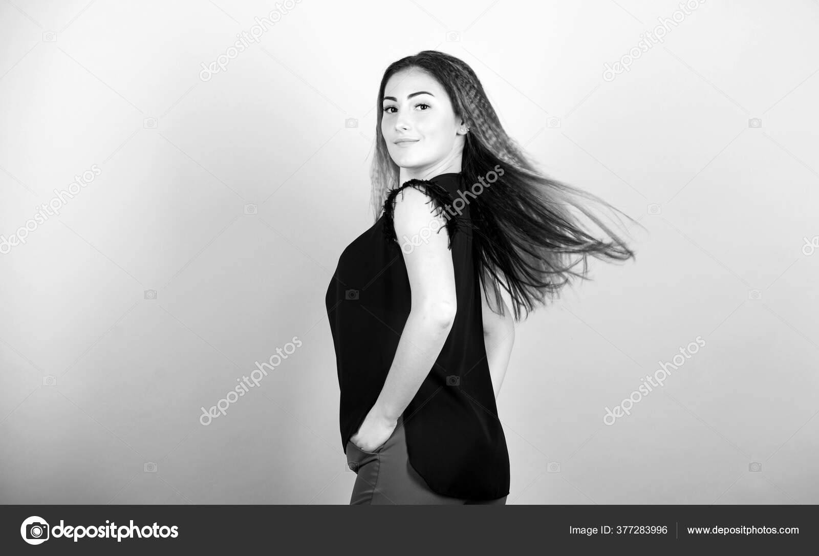 Modnaya Devushka Stilnaya Pricheska Volosy Obzhiga Metod Ukladki Volosy Stanovyatsya Volnistymi Gromozdkie Krivye Volosy Kyorling I Strizhka Volos Sovety Po Ukladke Hajrdressera Spokojno I Spokojno Modnaya Krivaya Pricheska Stokovoe Foto C