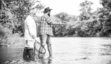 Aile günü. Balıkçı takımı. Arkadaşlar balık tutuyor. Hobi ve eğlence. Yaz tatili. Mükemmel bir hafta sonu. Başarılı bir yakalayış. Doğal ortamda rahatla. Zarif sakallı adam ve vahşi hippi balıkçılığı.