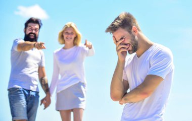 Kıskançlığı olumsuz etkiliyor. Aile psikolojisi. İlişki hedefleri. İnsan ilişkilerinde hayal kırıklığına uğradım. Ayrılın. Acı çekmek için sebep. Aşk üçgeni. Kıskançlık hissi. İhanet ve boşanma. Kıskanç eş