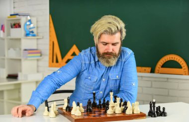 Satranç nadiren ideal hamlelerin oyunudur. Satranç dersi. Strateji konsepti. Bir sonraki adımı düşünüyorum. Geliştirme mantığı. Öğretmenim. Satranç oynuyorum. Entellektüel hobi. Tahta satranç tahtasındaki figürler.