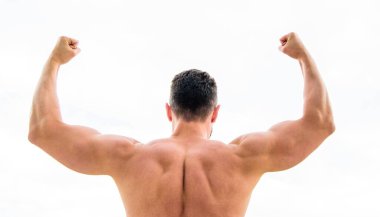 Spor motivasyonu. Adam başarıyı kutluyor. Vücut geliştirici güçlü kaslı sırt güçlü ve üstün hissediyor. Başarıya ulaş. Başarılı bir atlet. Zafer ve başarı. Şampiyon ve kazanan konsepti