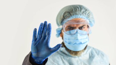 Koruyucu eldivenli ve gözlüklü adam doktor. Solunum maskesi takın. Üniformalı hemşire. Dikkat et. Kilitleyin. Coronavirüs 'ü durdurun. Ev kısıtlamalarında kalın. Bulaşıcı hastalıklar için önleyici tedbirler