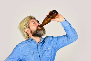 Alkol bağımlılığı ve kötü alışkanlıklar. Eğleniyorum. Akşamdan kalma sendromu. Alkolizm sorunu. Sarhoş bir adam. Alkolik adam. Ferahlatıcı alkollü içecek. Alkol bağımlısı. Saçları dağınık olan adam sağlıksız görünüyor.