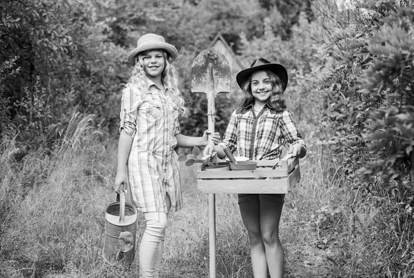 정원은 아이들에게 의미있고 재미있는 배움 의 경험을 키워 줍니다. 정원가꾸기 도구를 가진 아이들 이죠. 여름이었습니다. 정원가꾸기의 기본. 생명 주기를 가르치는 정원가꾸기 — 스톡 사진