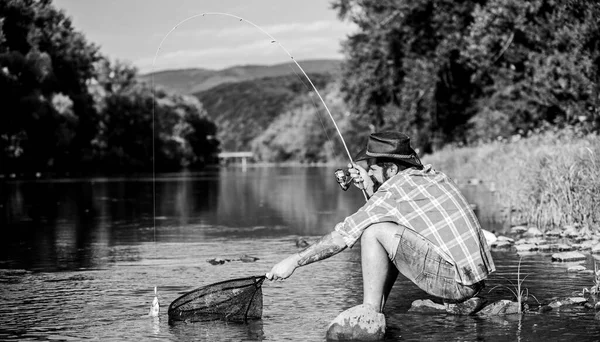 Hobby voor ziel. Verenigd met de natuur. Visserij techniek gebruikt staaf. De mens vangt vis. Vliegenvanger. Succesvolle vliegvissen. De mens aan de rivier geniet van een vredig idyllisch landschap tijdens het vissen — Stockfoto