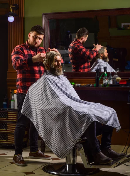 Taglia i capelli. Barbiere parrucchiere. Cosmetici professionali. L'hipster si taglia i capelli. Capelli sani. Il barbiere irritabile potrebbe finire male per il tuo orecchio. Concetto di donazione e carità. Ragazzo con i capelli tinti — Foto Stock