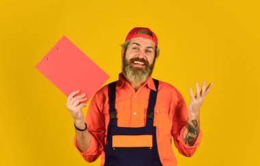 Sakallı bir dükkancı. Mal tedarikçisi. Elinde dosya tutan şapkalı bir teslimatçı bilgi arıyor. Kontrol listesi. Kontrol konsepti. Belgeli kurye. Waybill ya da teslimat notu. Teslimat servisi