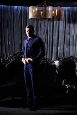 Yakışıklı, başarılı CEO adam. Ciddi ve odaklanmış görünüyor. Dikey portre.