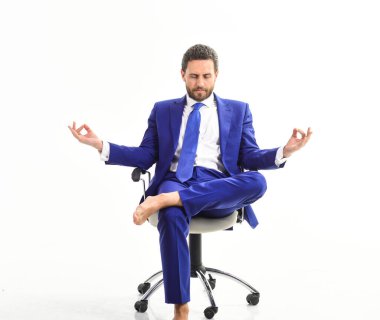 Takım elbiseli ya da işadamı ofis koltuğuna oturur.