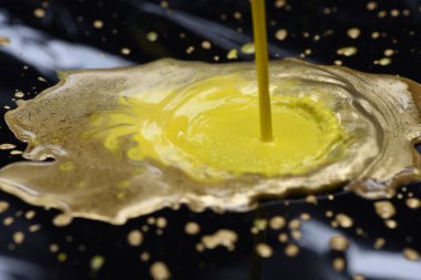 Altın ve sarı renklerin karışımı. Sanat ve resim konsepti.