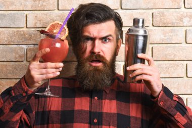 Sakallı barmen, şık saçlı ve şaşkın suratlı.