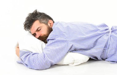Bornozlu yakışıklı sakallı genç adam yastıkta uyuyor.