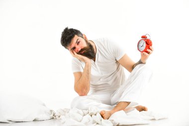 Sakallı ve bıyıklı hippi uyuyakalmış. Tembel ve uyuyakalmış konsept