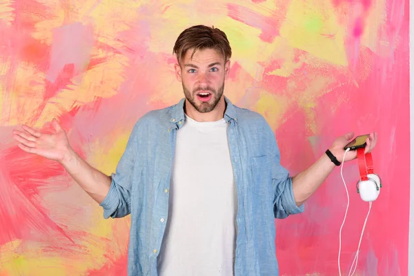 Hombre europeo divertirse. hipster de ojos azules con estilo con teléfono inteligente. — Foto de Stock