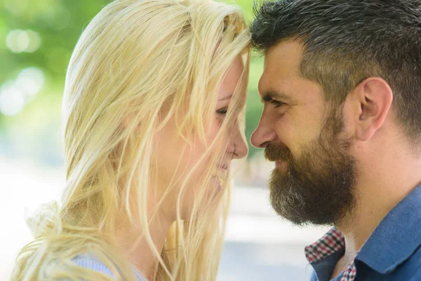 Couple in love smiling, happy to see each other — Stock Photo, Image