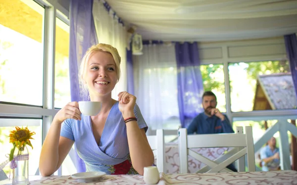 Café e conceito de serviço. Menina bebe café ou chá — Fotografia de Stock