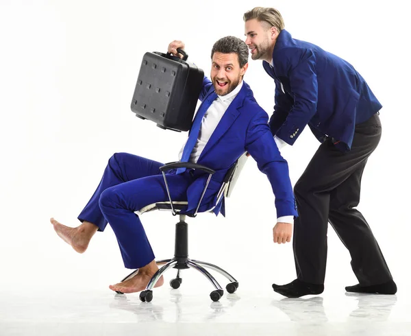 Mann im Anzug oder Geschäftsmann schieben Bürostuhl — Stockfoto
