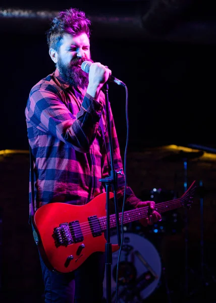 프런트 맨 컨셉. 턱수염을 가진 음악가가 전자 기타를 연주하는 모습 — 스톡 사진
