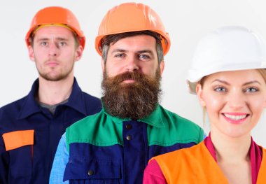 Üç inşaat işçisinden oluşan neşeli bir ekip, erkek ve kadın.