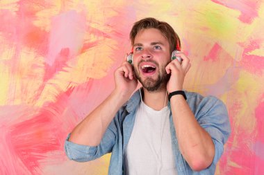 Kulaklıklı, Amerikalı yakışıklı, sakallı adam. Neşeli genç DJ kulaklıkla şarkı dinliyor..