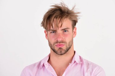 Maço güvenini ifade eder. Ciddi yüzlü bir adam beyazlar içinde soyutlanmış.