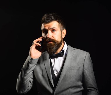 İş ve randevu kavramı. Uzun sakallı adam telefonu tutuyor.