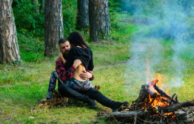 Seksi çıplak kadın sakallı adamın üzerine oturur..