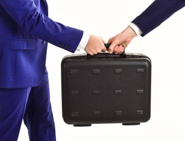 Başarılı iş anlaşması konsepti. Takım elbiseli erkek eller evrak çantasını tutar..