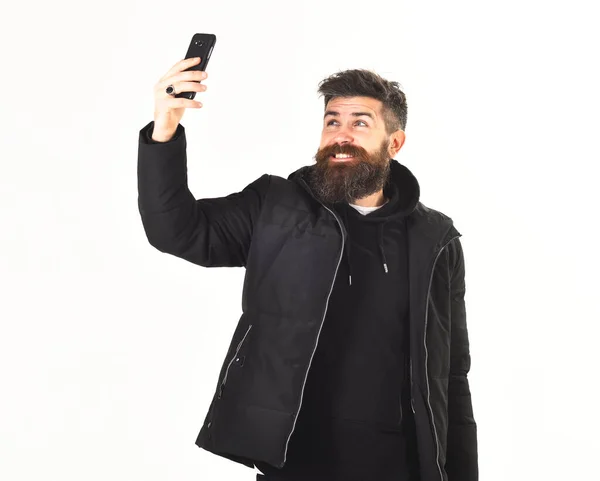 Blogger ή hipster με γενειάδα παίρνει selfie φωτογραφία ή streaming — Φωτογραφία Αρχείου
