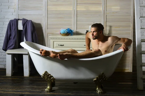 Geslacht en ontspanning concept: macho zitten naakt in bad — Stockfoto