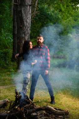 Aşk onlara ilham verir. Güzel, genç, beyaz bir çift.