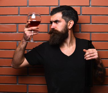 Sakallı zengin adam şık saçlı ve uzun sakallı.