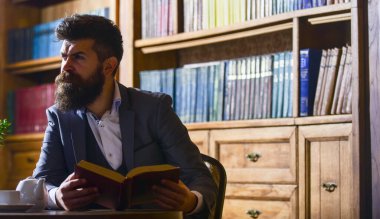 Çaydanlığın yanında eski kafalı bir adam. Aristokrat yaşam tarzı konsepti.