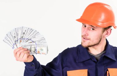 Beyaz arka planda sert şapkalı, sıkı yüzlü bir tamirci..