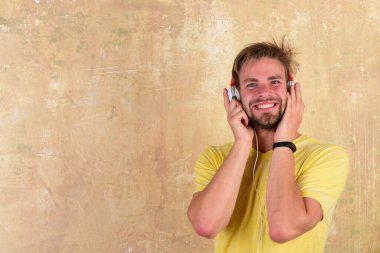 Neşeli DJ kulaklıkla şarkı dinliyor. Avrupalı adam eğleniyor..