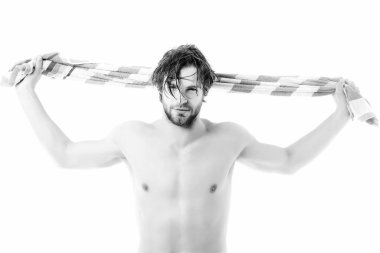 Çizgili mavi havlusu ve kaslı maço bir adam.